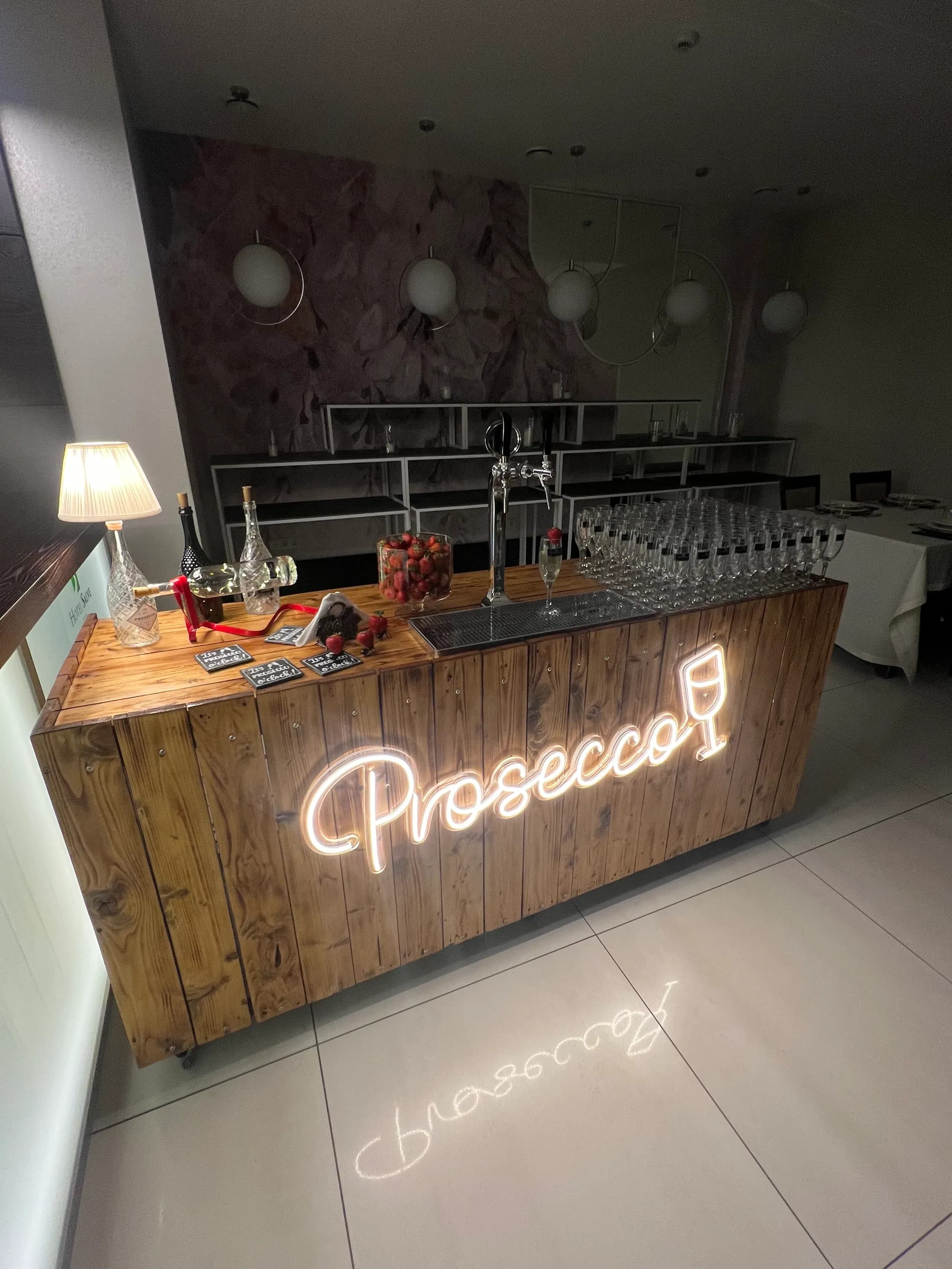 Drewniany Prosecco Bar z nalewakiem i podświetlanym napisem
