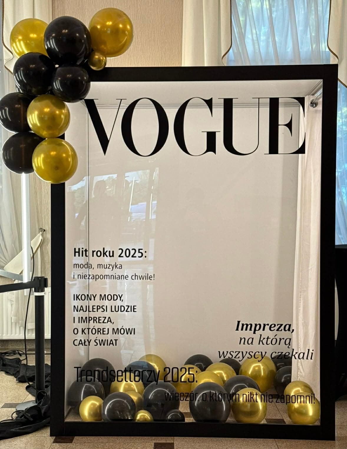 Fotobox Vogue z personalizowanym napisem i złotymi balonami