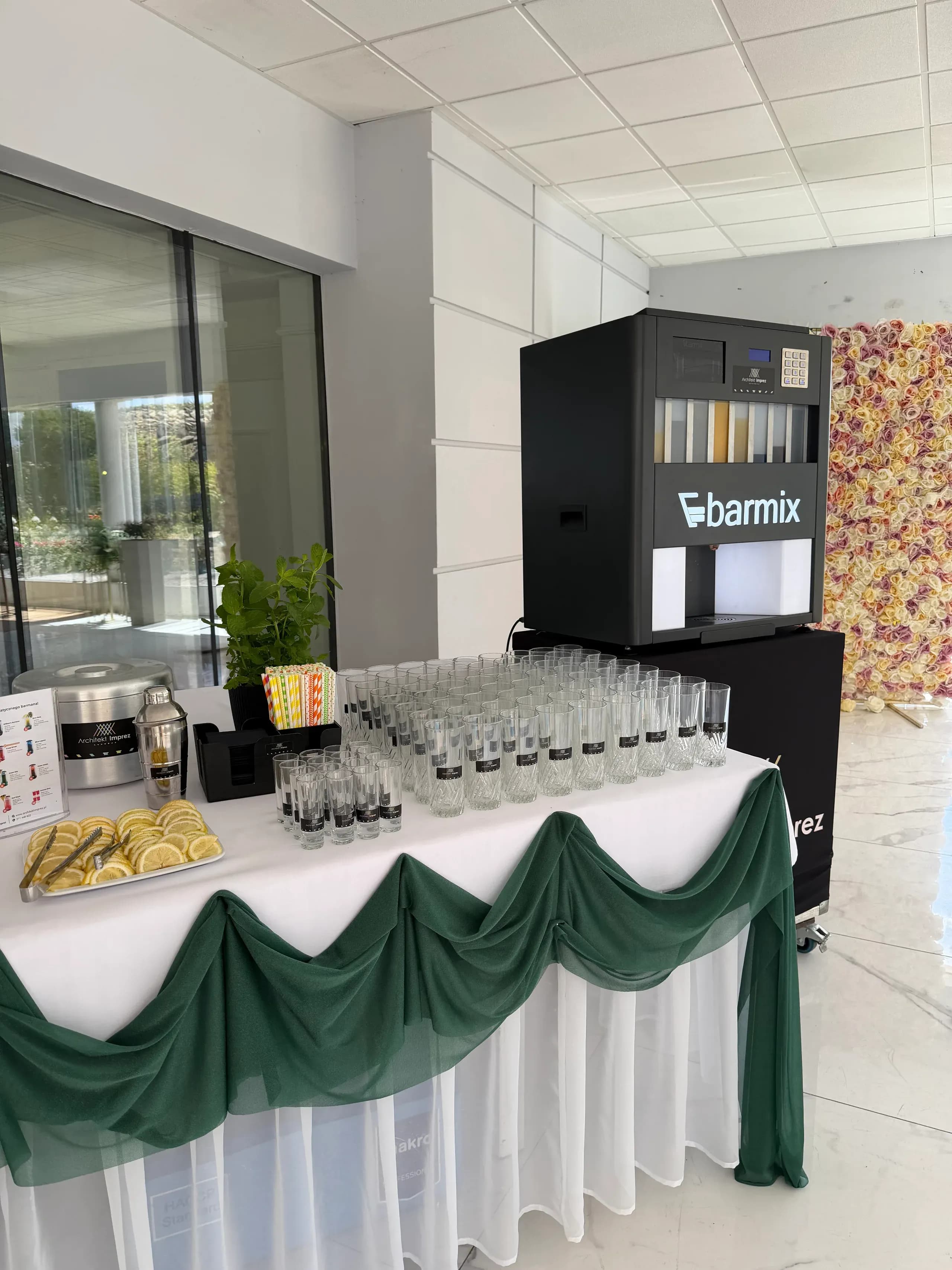 Automatyczny barman Barmix z przygotowanymi kieliszkami