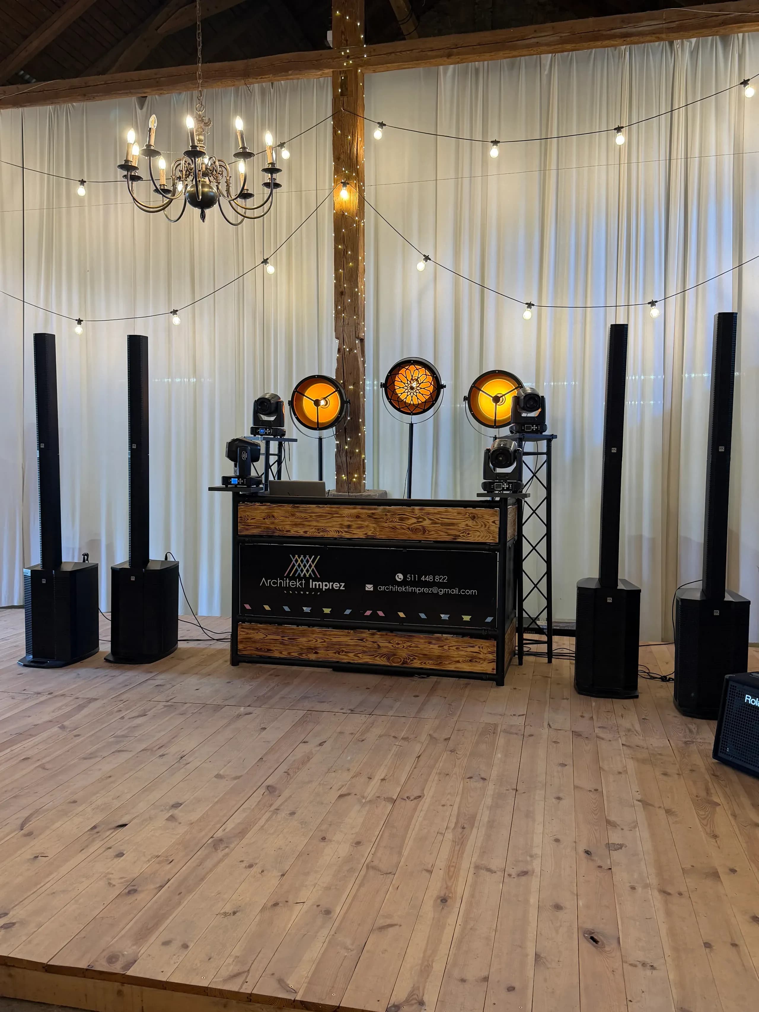 Drewniane stanowisko DJ-a z okrągłymi reflektorami retro