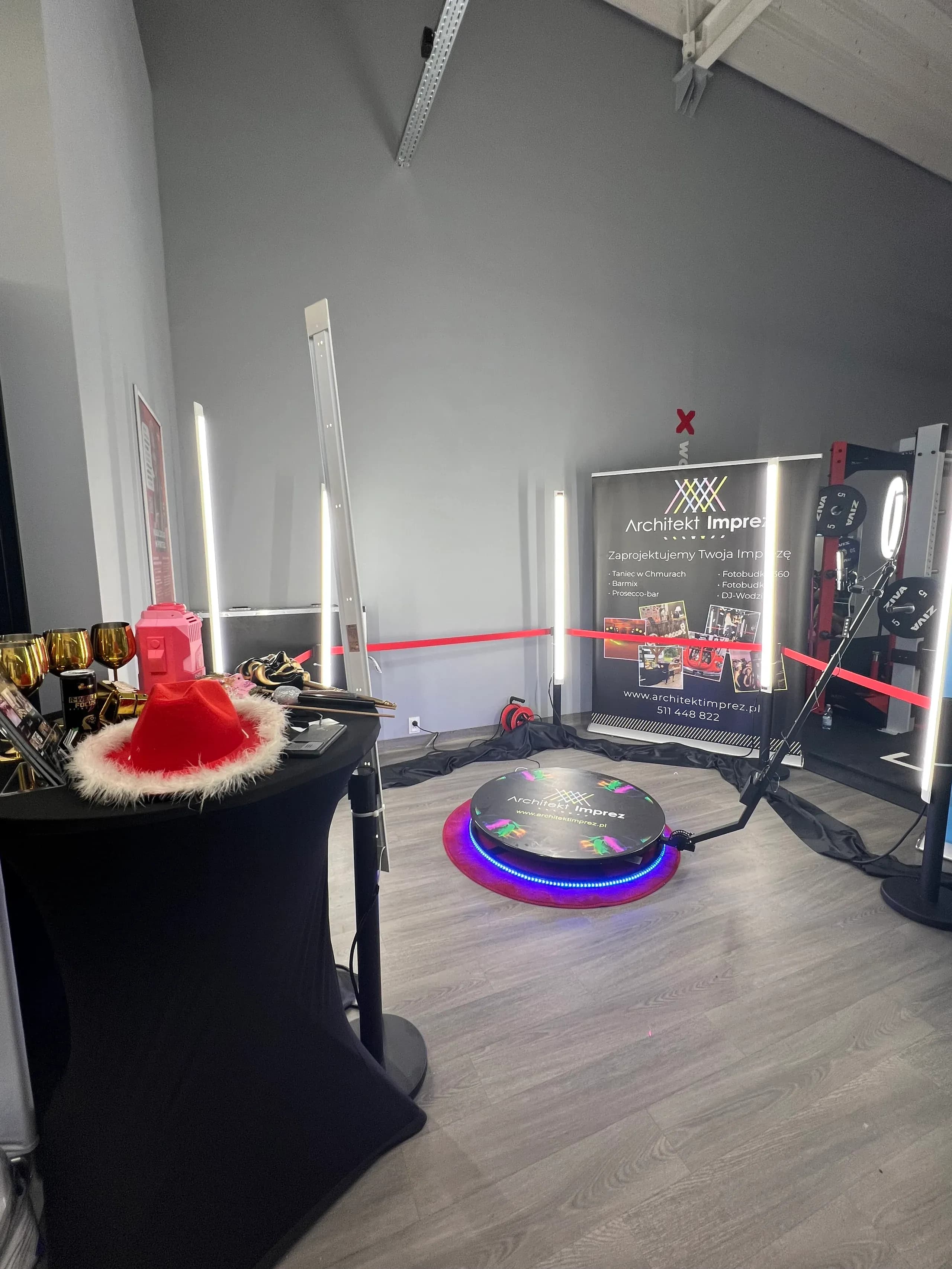 Fotobudka 360 z oświetleniem LED i stołem z gadżetami