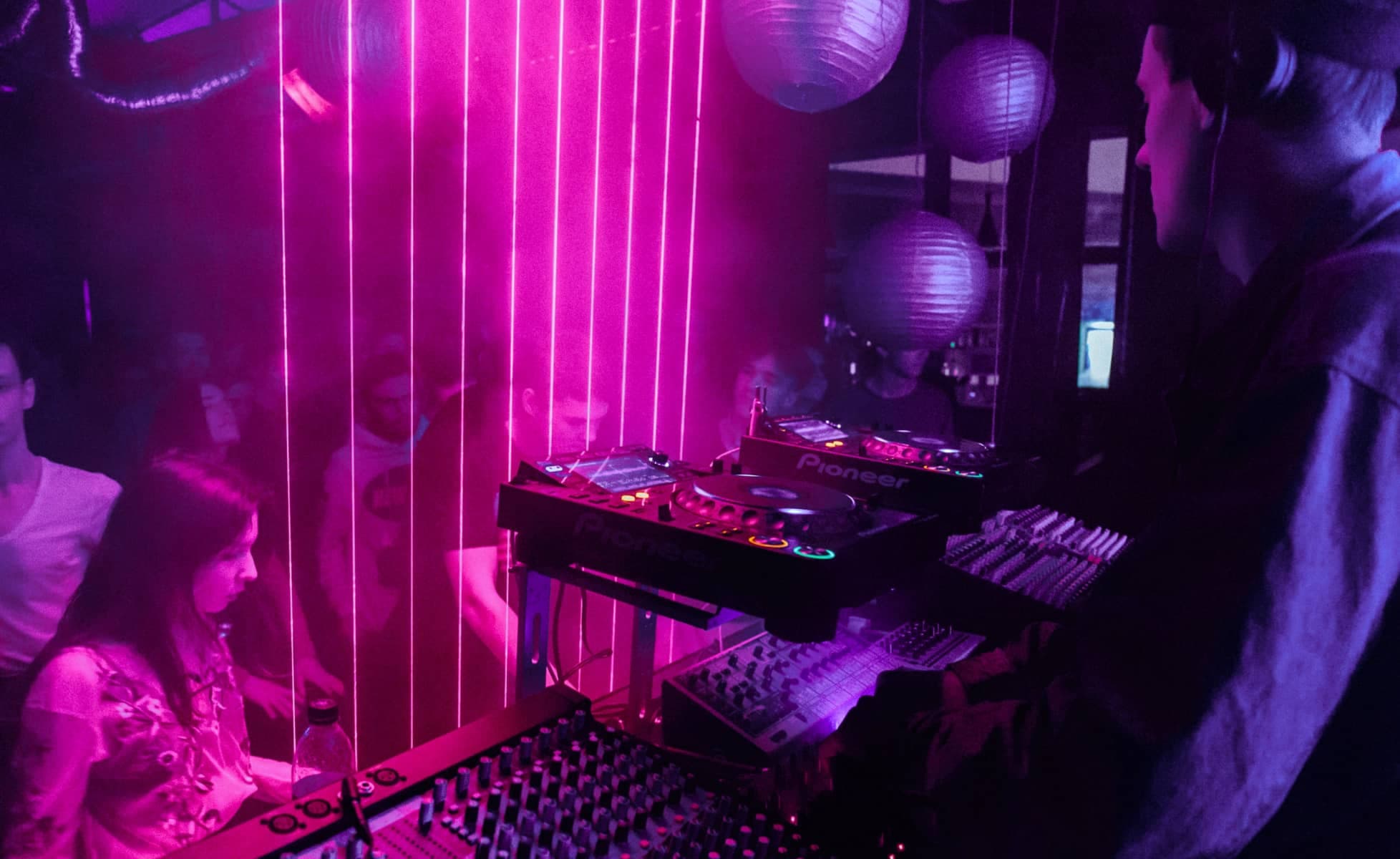 Scena klubowa Club X Architekt Imprez z profesjonalnym oświetleniem estradowym