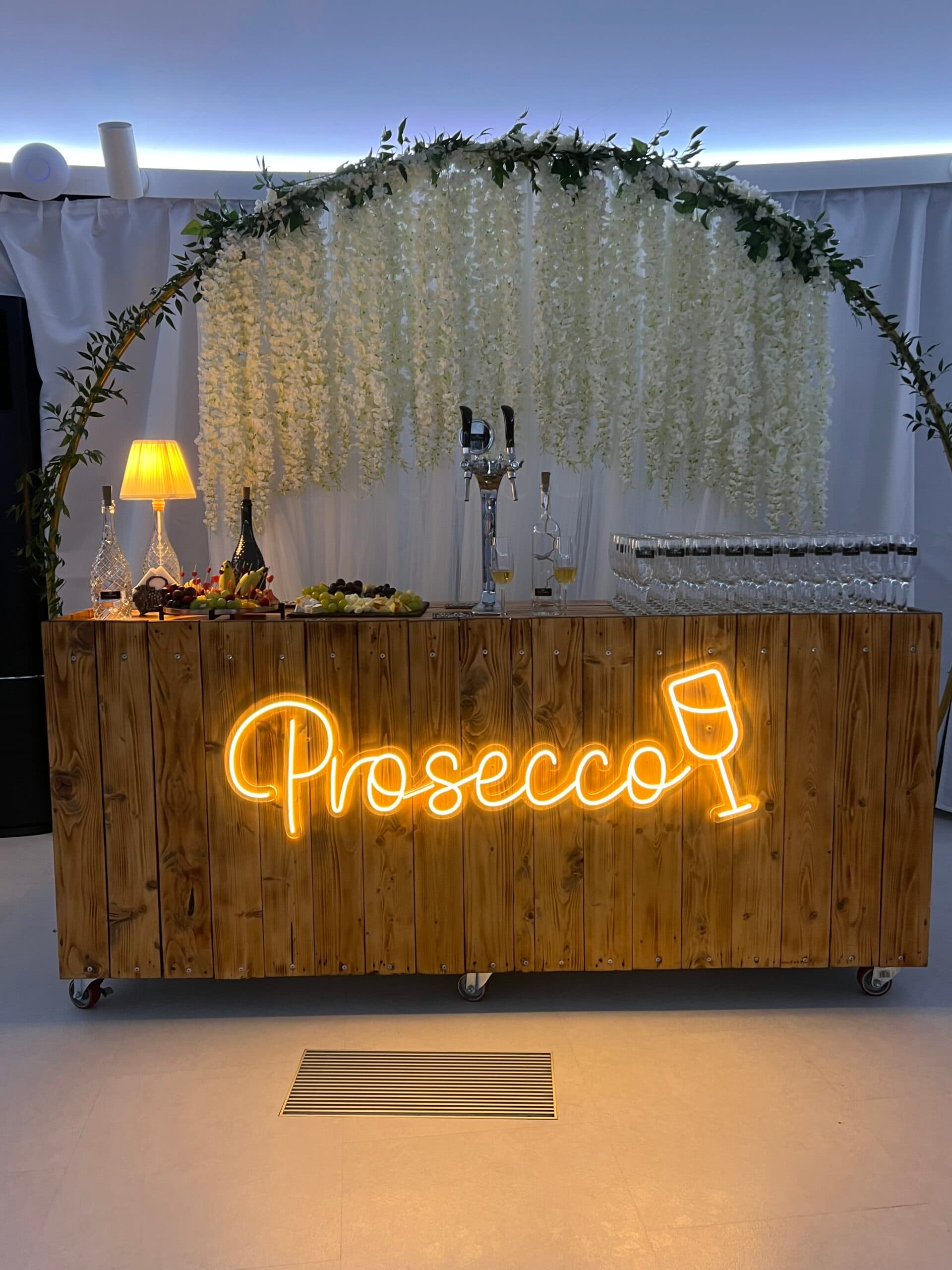 Prosecco Bar z neonowym napisem i kwietnym łukiem w Opolu